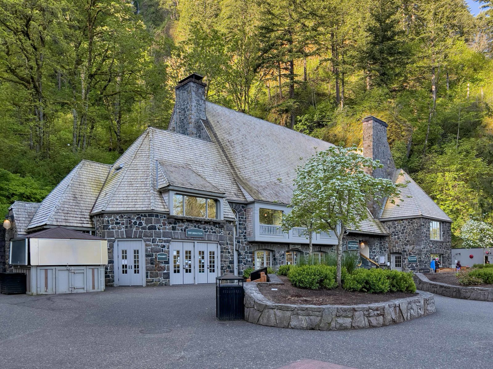 Multnomah Falls Lodge in the morning before the crowds