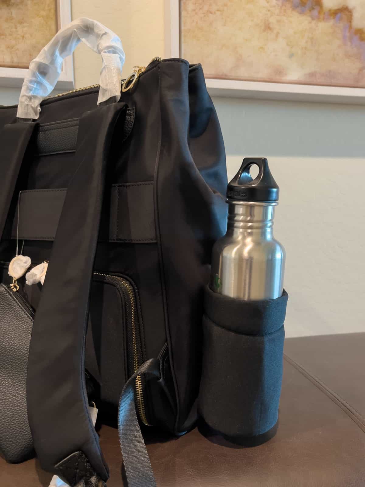 Minkeeblue Amber Backpack has a hidden pocket that pulls out to store your water bottle.